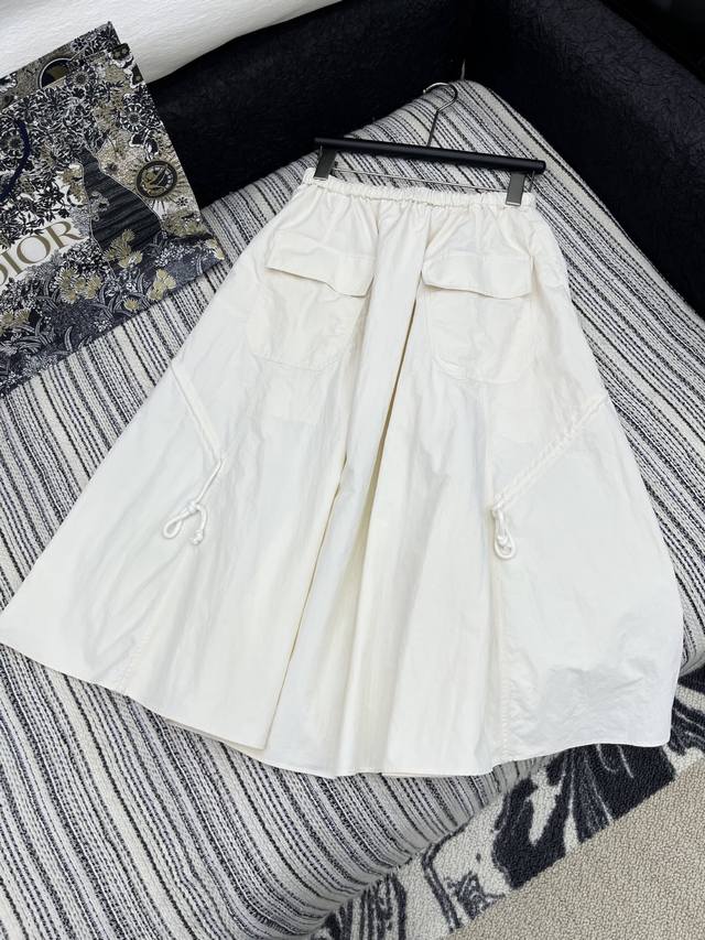 爆款现货 原单品质 Prad*｜2025新品系列款抽绳半裙 定制Yb材质 舒适好穿 挺括有型 双口袋松紧设计 好穿又气质 同色系颜色碰撞 增添休闲时尚感 视觉效
