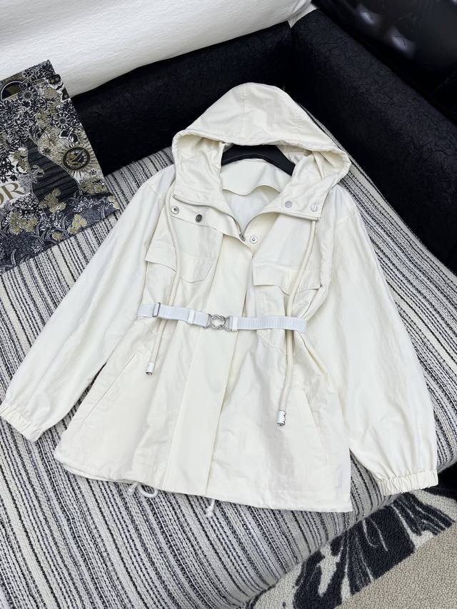 爆款现货 原单品质 Prad*｜2025新品系列款连帽工装外套 配腰带 定制Yb材质 舒适好穿 挺括有型 连帽工装外套半裙休闲套装 胸前采用绞花抽绳连帽拉链设计