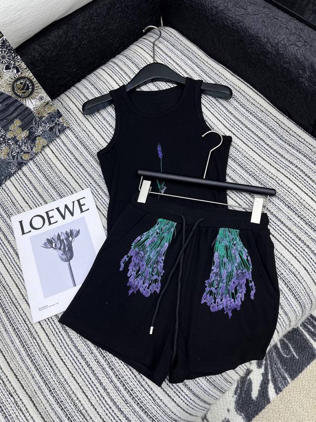 爆款现货 原单品质 Loe*｜订制最新印花贴牌背心套装 巨凸显气质的一款单品，高订弹力面料，完美身材呈现 休闲套装设计 内搭外穿都非常好看 纯色简约设计，满满的