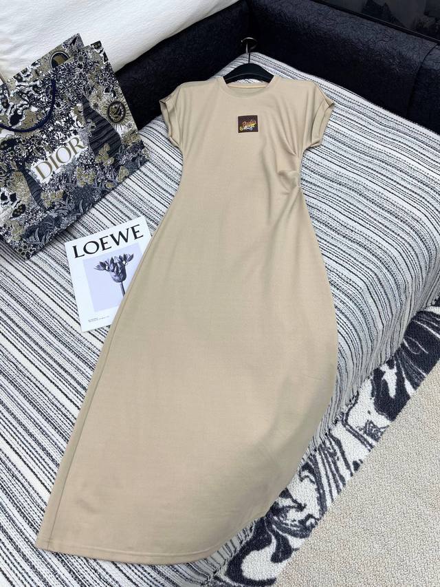 爆款现货 原单品质 Loe*｜订制最新皮牌装饰赫本风卷边连衣裙 侧边开衩，巨凸显气质的一款单品，高订弹力面料，完美身材呈现 裙装是季节给女孩子的浪漫， 从来不会