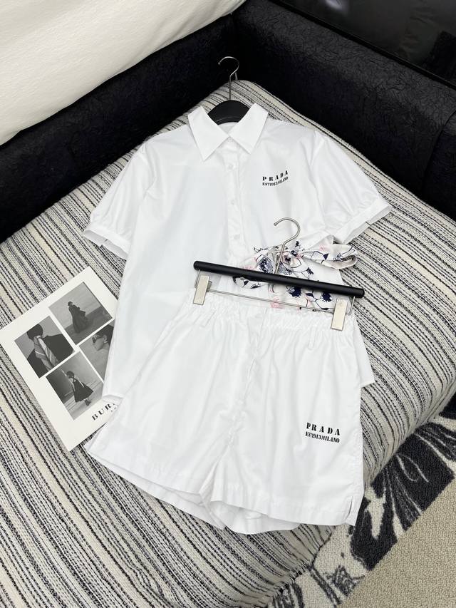 爆款现货 坠入复古甜梦，邂逅法式浪漫 Prad*宫廷风短袖衬衫以清爽的色系编织甜美诗篇，泡泡袖设计如绽放的花瓣，收腰剪裁勾勒曼妙曲线，搭配缠绕腰间的印花丝带，将