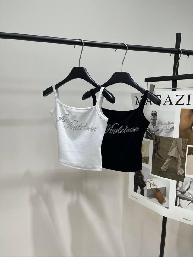 Ann黑白烫钻字母小吊带 ，面料：棉+氨纶 颜色：白色、黑色 Ann*2025夏季小吊带 经典黑白两色可选 艺术性字母烫钻工艺～ 阳光或灯光下超级闪，重工推荐