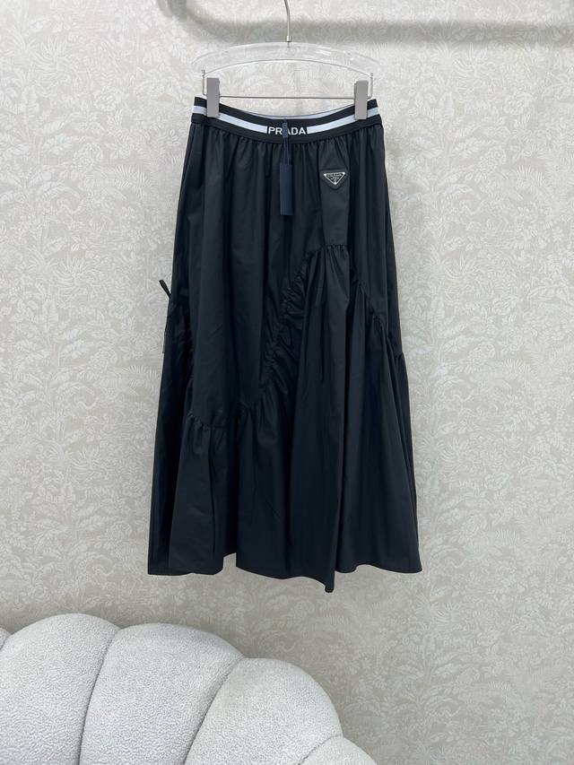 Prad* 25新款半裙 腰头品牌字母松紧织带 搭配经典三角标 立体绳结精致点缀，增添了丰富设计感，上身修饰身形包容显纤细！色调高级大气，穿上甜美减龄也不失气质