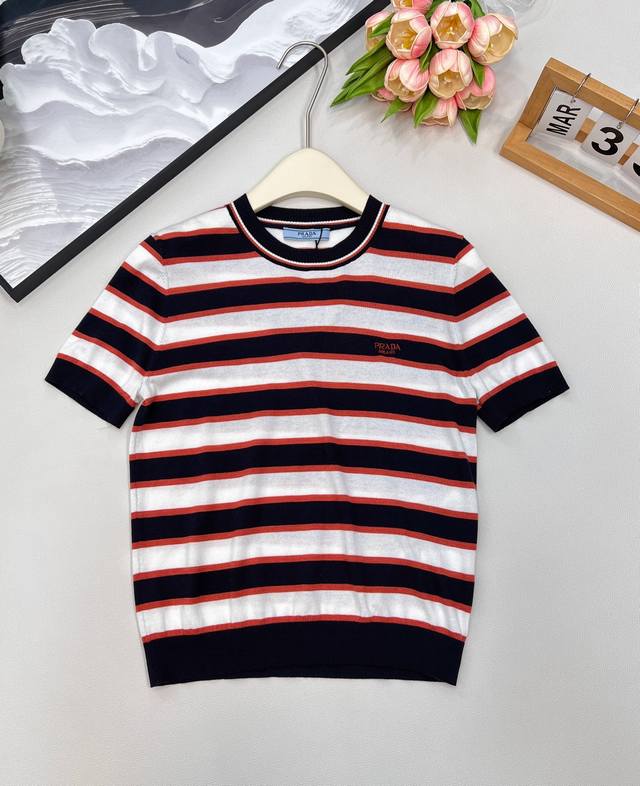 Prada25Ss春夏新款减龄清新的撞色条纹短袖针织上衣丨独家高版出品！经典百搭减龄又时髦！瑞士机18针工艺定染纯棉纱面料细腻舒适！定位刺绣字母，学院风少女穿搭