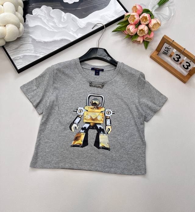 Louis Vuitt*N 25Ss春夏新款 金属机器人Monogram图标短袖T恤丨独家Yb开发！高版出品！取材柔软舒适的棉质针织，经典时髦又高级！小短款版型