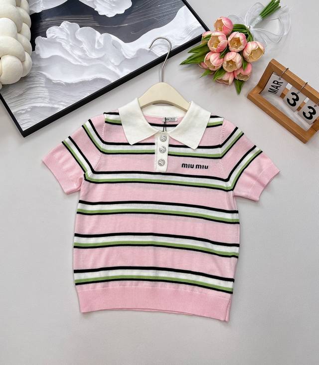Miumiu新款字母刺绣条纹针织Polo衫，直接把松弛感拉满！ 撞色条纹+Polo领：经典学院风元素混搭，粉白 米棕配色清新又高级，领口小纽扣点缀，甜酷氛围一键