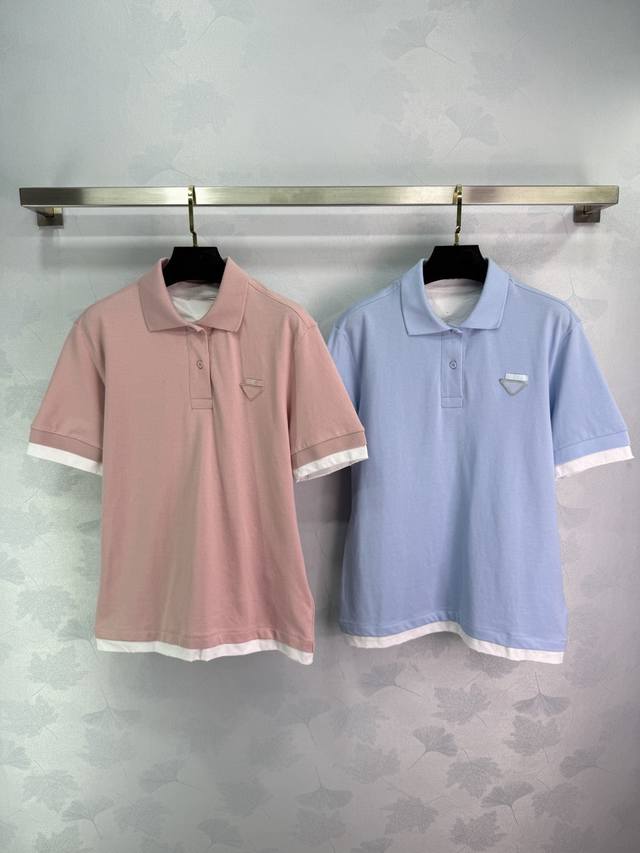 Pr*新款Polo假两件短袖 散发着普拉达独有的优雅与个性，尽显高端品质与精致格调。假两件的拼色设计更是别具一格，巧妙地融合了色彩的碰撞与层次的美感，Polo翻