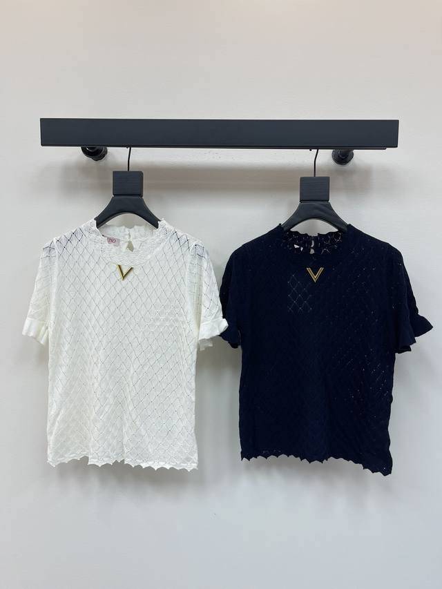 Valentin*25春夏新款菱格花边针织短袖 定制Yb羊毛纱线织造 柔软亲肤 舒适有型 圆领短袖版型 领口与下摆呼应 环绕精美手钩花边 配合袖口木耳花边 层次