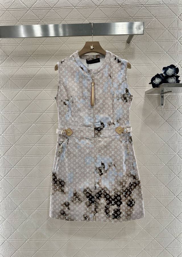 Louis Vuitto*2025新品上架 印花晕染背心裙 定制Yb斜纹棉牛仔材质 质感细腻 立挺舒适 圆领无袖连衣裙剪裁 利用剪裁和细节提升精致度 皮扣拉链全