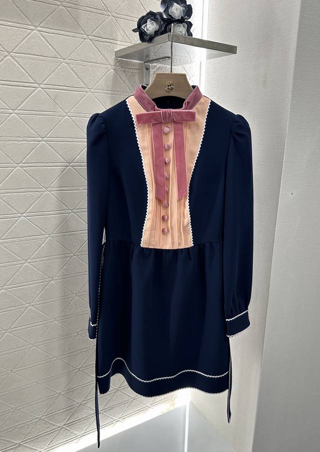 Valentin*2025新品上架 蝴蝶结腰带连衣裙 定制Yb进口醋酸材质 质感舒适 垂感有型 泡泡袖圆领连衣裙剪裁 利用剪裁和细节提升精致度 正肩泡泡肩袖设计