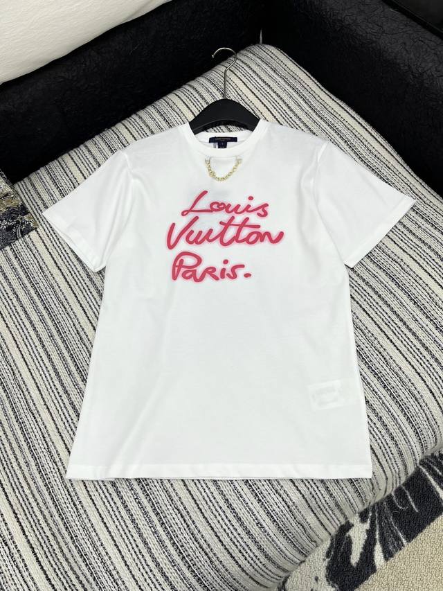爆款现货 原单品质 Lv*｜2025新品圆领印花装饰 定制Yb全棉材质 透气舒适 质感十足 常规短袖T恤裁剪 凸显品牌格调 采用克重纯棉制成 呈现显瘦视觉效果