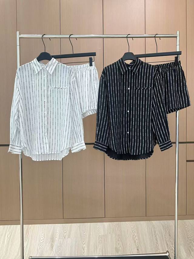 爆款现货 原单品质 小众｜25新品衬衫套装！ 定制翻领衬衫 搭配松紧抽绳短裤， 极简主义风法式优雅的慵懒风， 休闲又时髦！ 立体剪裁版版型可甜可盐减龄少女风。