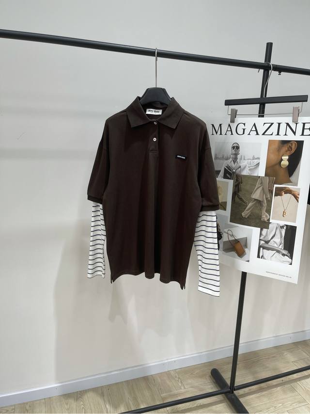 M咖色条纹袖拼接Polo长袖T ，面料：全棉珠地 颜色：咖色 25Aw秋冬新款 刺绣徽标珠地棉Polo翻领长袖 简约闲适与优雅兼具的设定上 以细节重释经典款的新