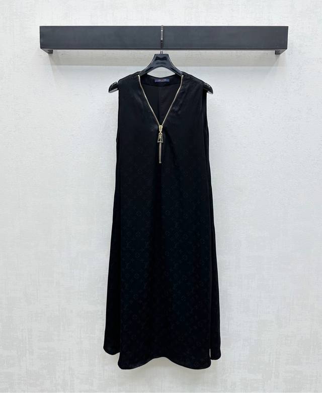 Louis Vuitto*2025新品上架 提花无袖连衣裙 定制Yb进口提花人棉材质 光泽垂顺舒适 通体满印四叶草元素字母提花徽标 彰显品牌调性 凸显高级精致感