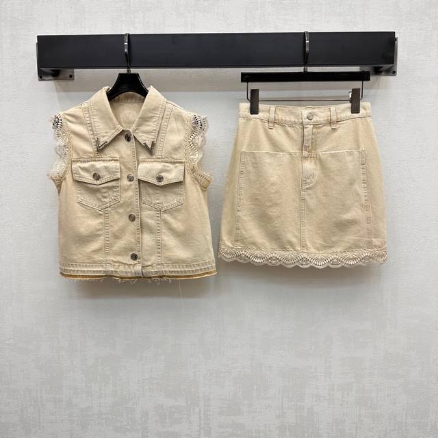 Valentin*2025新品上架 蕾丝牛仔马甲短裙套装 定制Yb进口斜纹全棉牛仔材质 透气舒适有型 通体素色配合袖口裙摆饰以波浪蕾丝花边拼接设计 增添造型层次
