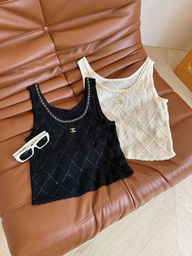 中古风 25新款 双C链条装饰针织系列背心上衣 小时髦和小精致感在线 夏季不能缺少的搭配单品 不管是裤子或者半裙都可以搭 经典大气的菱格立体纹路 很显质感 胸前
