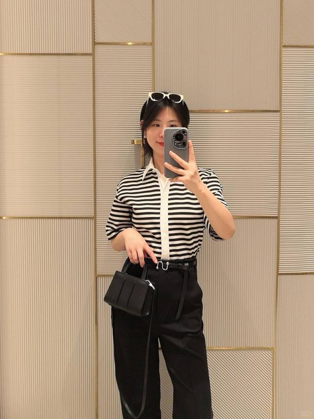 Maxm*Ra 25Ss春夏新款 条纹撞色翻领针织短袖上衣丨独家Yb开发！高版出品！软软糯糯却又不失筋骨感。经典撞色条纹，低调不浮夸，简单有魅力。修饰颈部线条。