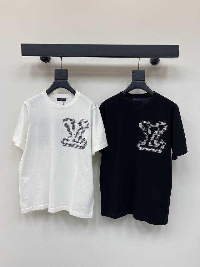 Louis Vuitto*25新款圆领字母针织短袖上衣 定制Yb全棉纱线织造 透气舒适 质感十足 宽松落肩短袖T恤裁剪 凸显品牌格调 采用克重纯棉制成 略带有弹