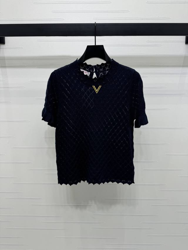 上新原单高端品质 Valentin*2025春夏最新系列！镂空菱格针织短袖！定制羊毛纱线织造 细腻肌理 柔软舒适 针织短袖裁剪 螺纹包边增添精致调性 搭配弹性十