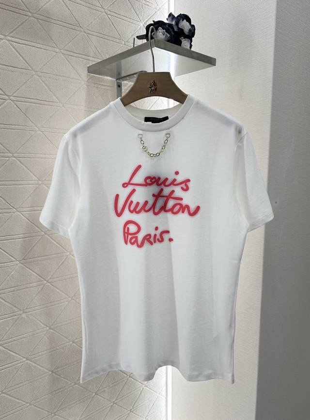Louis Vuitto*2025新品上架 链条圆领印花 定制Yb丝光全棉材质 透气舒适 质感十足 常规短袖T恤裁剪 凸显品牌格调 采用克重纯棉制成 垂坠感十足