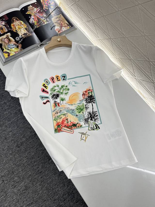 Dio*2025新品上架 海岛度假印花 定制Yb原生全棉材质 透气舒适 质感十足 修身短袖T恤裁剪 凸显品牌格调 采用克重纯棉制成 垂坠感十足 呈现显瘦视觉效果