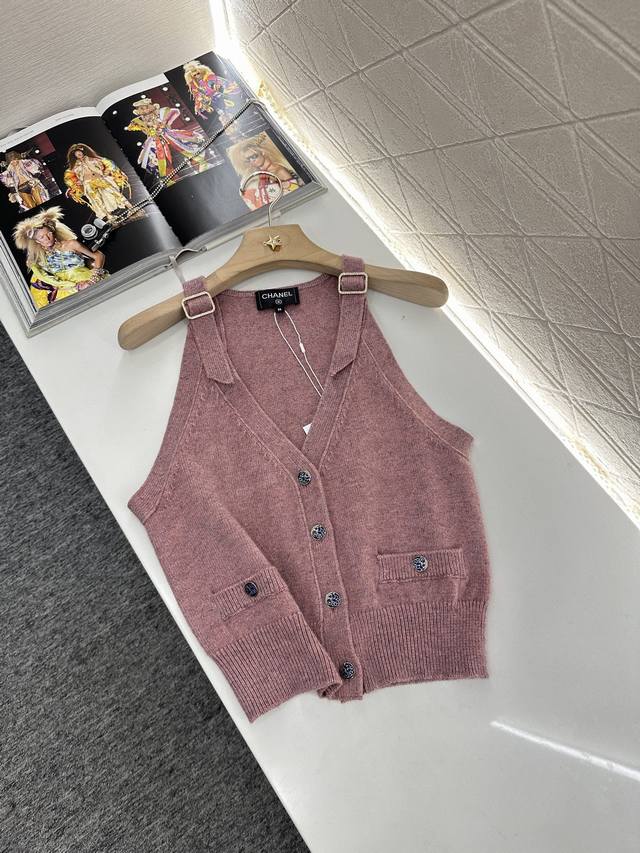 Chane*2025新品上架 带扣针织马甲 定制Yb羊绒羊毛纱线织造 细腻柔软 弹力十足 亮色多彩V领马甲版型 露出锁骨更显瘦 螺纹包边可调节肩带装点 精致剪裁