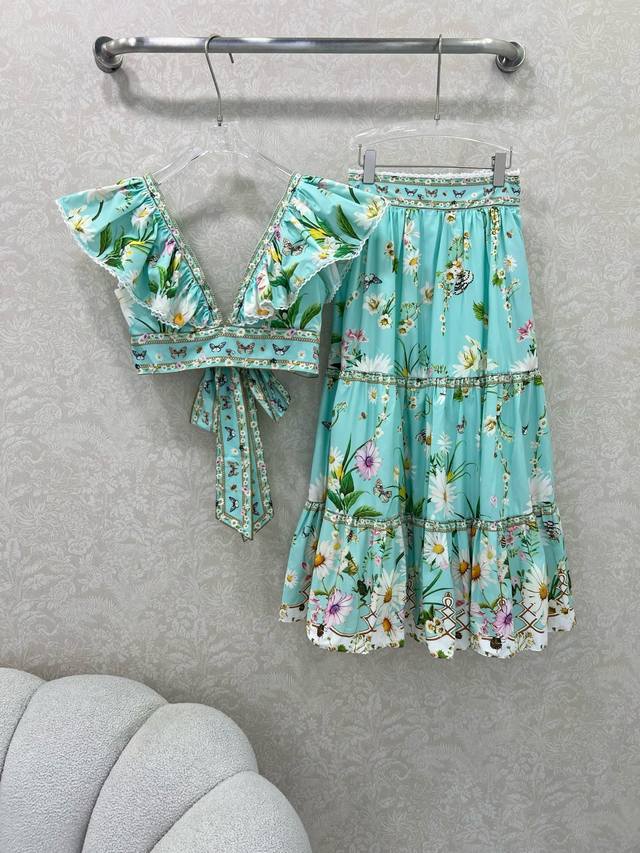 Camilla 澳洲本土品牌卡米拉25新款印花后绑带套装 V领上衣大摆半裙 超级洋气的款来啦！！延续澳洲品牌的印花度假风格 时尚V领荷叶飞边袖设计 整体印花设计