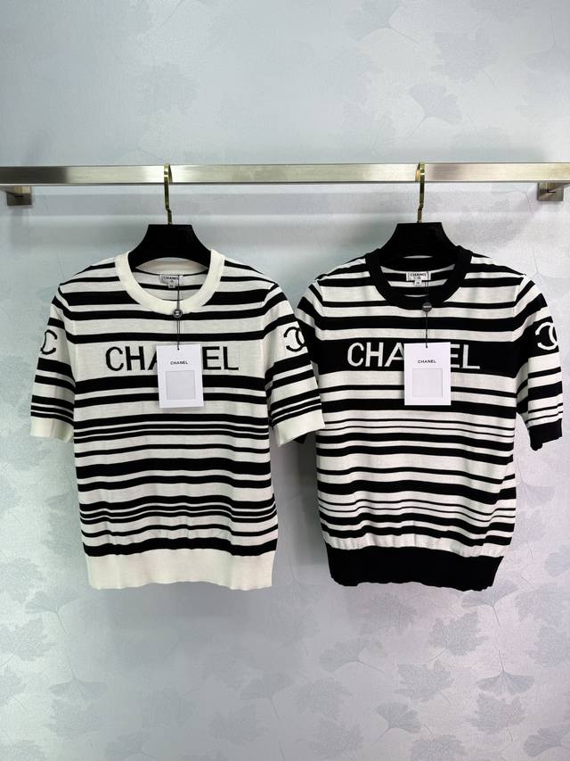 Chane*25春夏新品！高级黑白配色织边字母短袖上衣，减龄且时尚，超级百搭！字母Logo设计，奢华又高级。经典圆领修身版型百搭不挑人时髦又高级 2色3码Sml