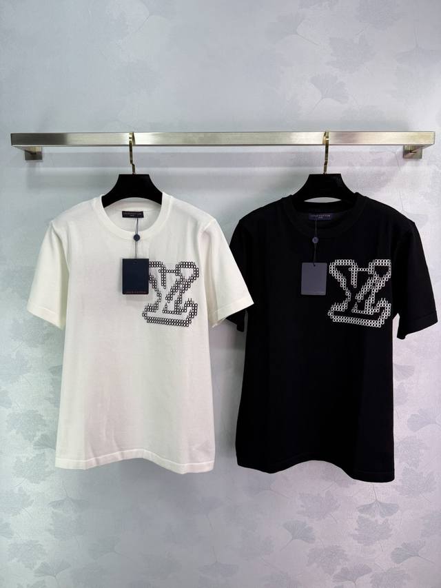 Lou*25春夏新款圆领针织短袖，加密纺棉质针织加Logo字母图案时髦帅气，立体剪裁，经典圆领宽松款型，时尚有气质又百搭，调性十足，散发着满满的高级感！2色3码