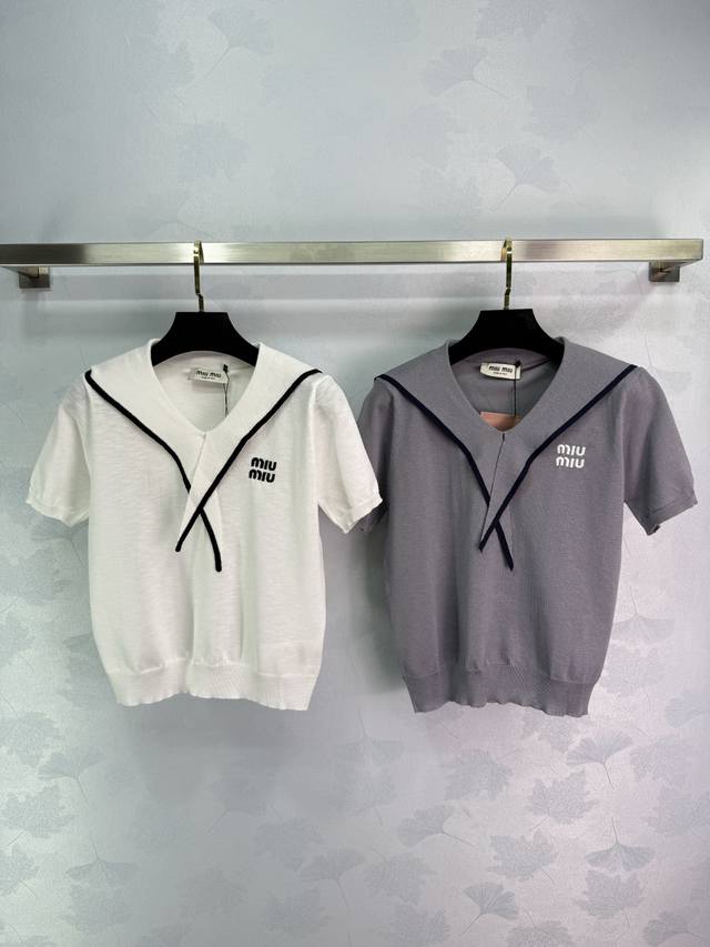 Miu*2025新款海军领针织短袖，胸前刺绣Logo，撞色领边设计，简约大方。 凸显穿搭高级感！2色3码Sml T226B