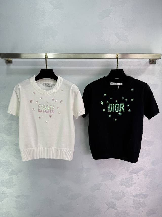 Dio*25春夏新款星星字母针织短袖，胸前满天星亮片刺绣，Bling Bling超闪，纯手工珠片点缀。穿搭俏皮减龄显白 日常出行或聚会轻松驾驭！2色3码Sml