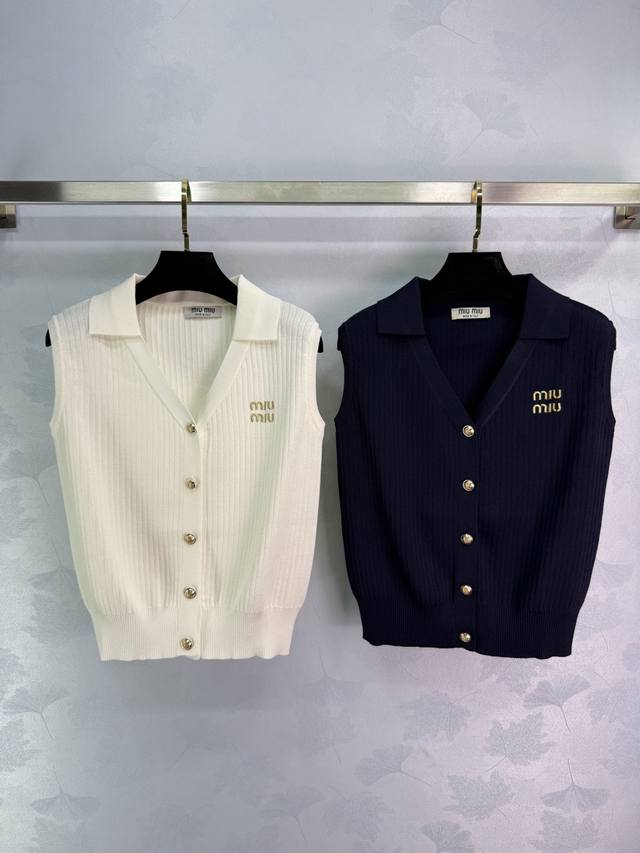 Miumiu25夏季新款针织背心 V领设计 金色Logo刺绣 金属纽扣点缀 弹力常规版型百搭不挑人 俏皮减龄显白 日常出行或聚会轻松驾驭！2色3码Sml T22