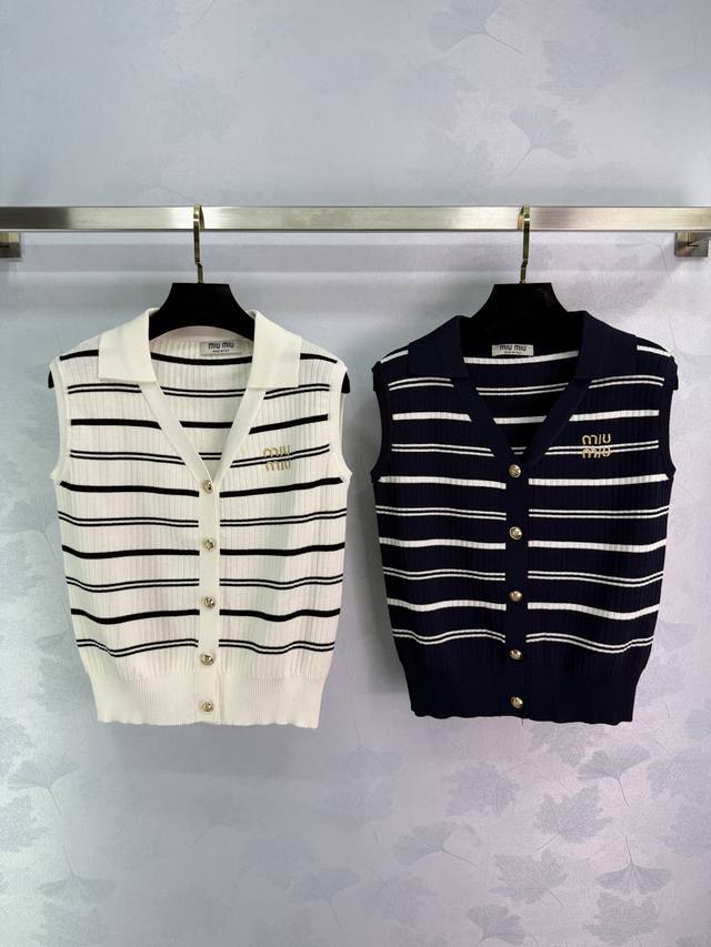 Miumiu25夏季新款条纹针织背心 V领设计 金色Logo刺绣 金属纽扣点缀 弹力常规版型百搭不挑人 俏皮减龄显白 日常出行或聚会轻松驾驭！2色3码Sml T
