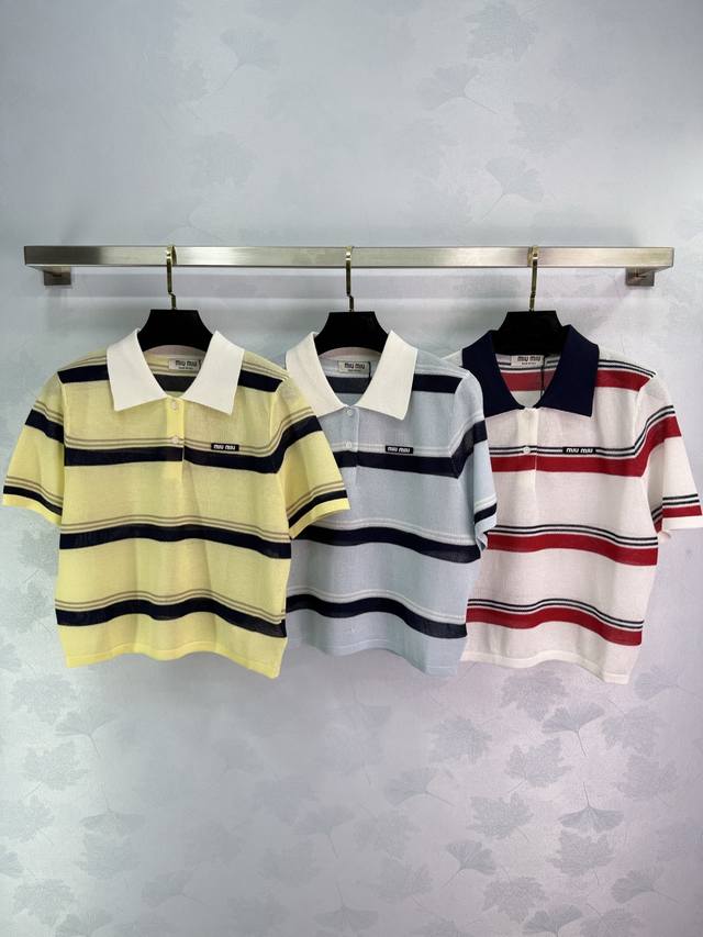 Miu*2025春夏新款条纹Polo衫 领口白色翻领设计，经典条纹元素很百搭。胸前字母徽标彰显品牌格调 打造特有时髦风格 常规剪裁 包容身材 松弛时髦风格必备！