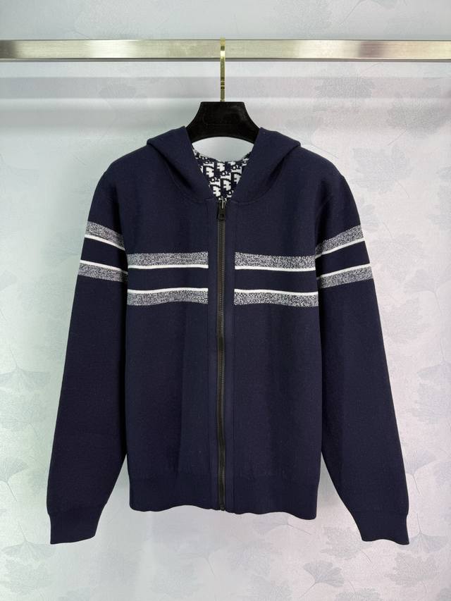 Dio*25早秋新品！爆款回归！新版落肩设计！高级海军蓝老花Logo拉链羊绒外套！双面可穿哦，后背字母提花织纹工艺奢华帅气！连帽设计时髦又高级！白富美必入！经典
