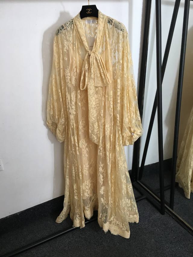 款号 8044 Zimmermann新款 蝴蝶结领 蕾丝花朵V领灯笼长袖连衣裙 长裙，配吊带里衬，杏色，黑色，深色，S-Xl， M码；胸围96，长105；肩宽4