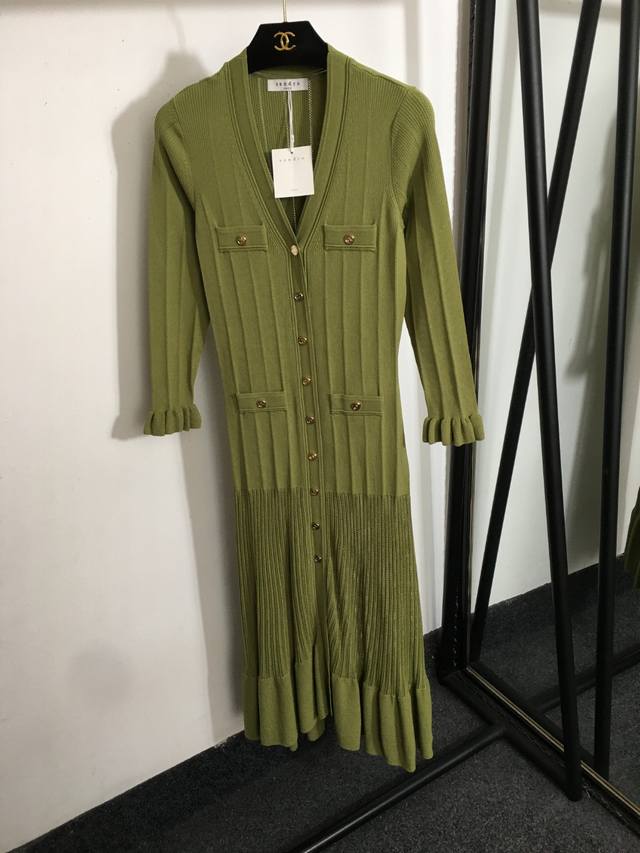 款号20252825 Sandr*新款 法式优雅 S纽扣单排开扣 花朵袖口七分袖V领修身针织连衣裙 长裙，绿色，Sml， M码；胸围76，袖长51，长113