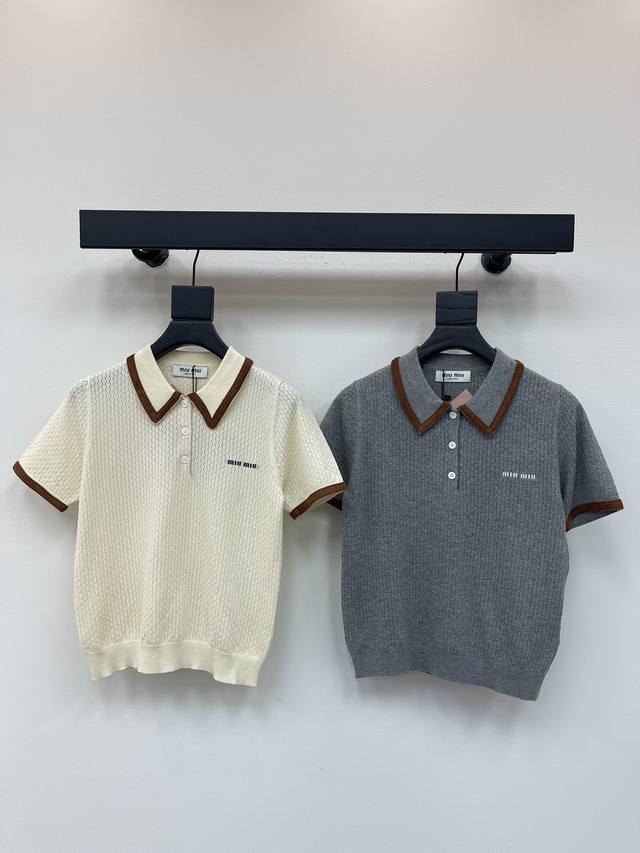Miumi*25新款针织翻领短袖 定制Yb天丝纱线织造 质感高级 透气舒适 针织翻领半开襟上衣剪裁 通体利用绞花钩针交织 勾勒出规律波浪图案 凸显穿搭高级感 领