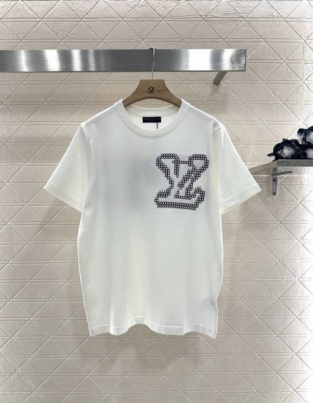 Louis Vuitto*2025新品上架 圆领字母针织上衣 定制Yb全棉纱线织造 透气舒适 质感十足 宽松落肩短袖T恤裁剪 凸显品牌格调 采用克重纯棉制成 略