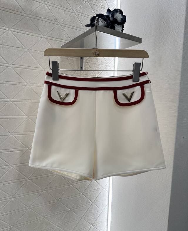 Valentin*2025新品上架 撞色金属短裤 定制Yb进口醋酸材质 质感光泽 垂顺十足 双侧翻盖假口袋装饰 搭配隐藏拉链设计 减少缀饰让整体观感更利落简洁