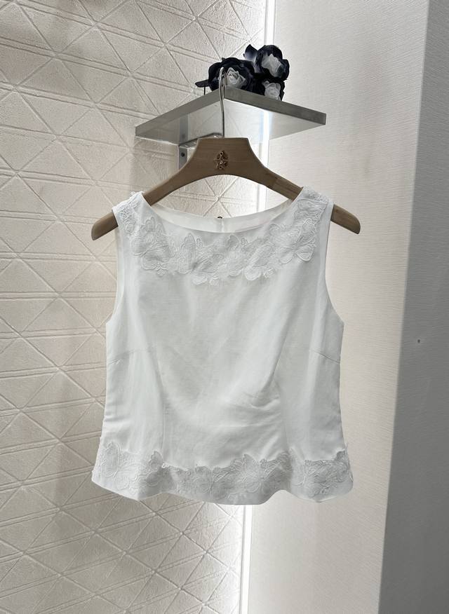 Valentin*2025新品上架 绣花背心半裙套装 定制Yb棉麻材质 肌理明显 穿搭透气养肤 短款背心上衣高腰中长半身裙套装 上衣领口和衣摆 前后环绕点缀花朵