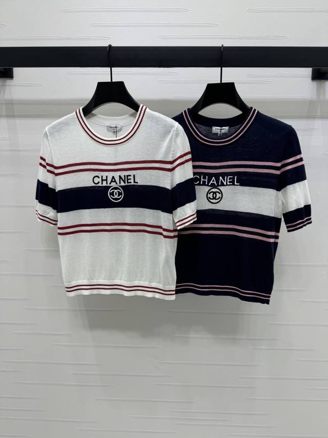 上新原单高端品质 Chane* 2025春夏最新系列！圆领条纹针织短袖！定制进口纱线织造 透气舒适 质感十足 圆领针织短袖裁剪 居中刺绣徽标双C字母徽标装饰 凸