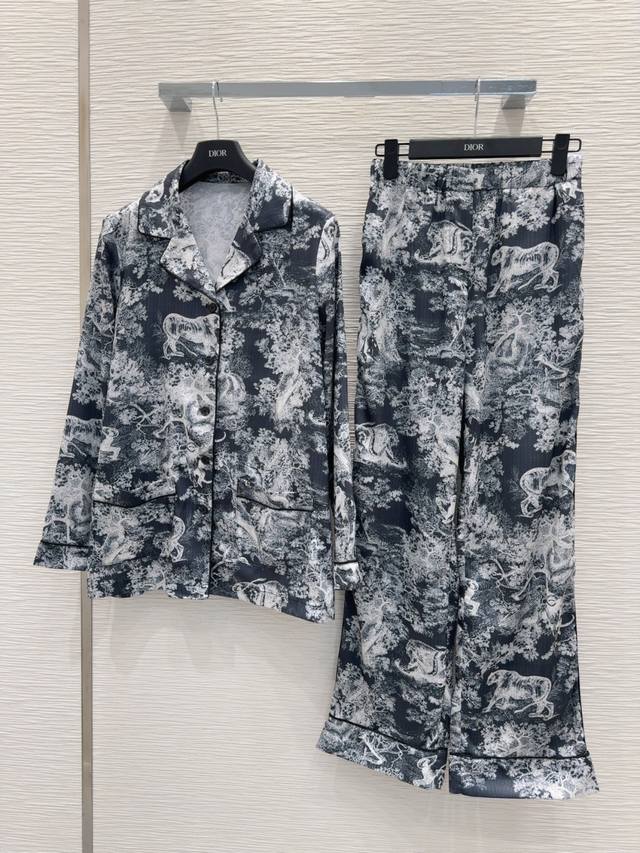 Christian Dio*2025Ss新款睡衣套 动物园茹伊印花 简约中流露出高奢 整件衣服做工更是非常精细！ 版型简单一目了然，美伦美幻 低调又要引人注目，