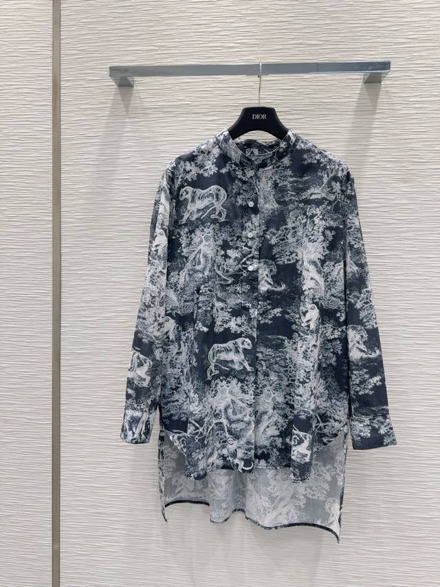 Christian Dio*2025Ss新款衬衫 动物园茹伊印花 简约中流露出高奢 整件衣服做工更是非常精细！ 版型简单一目了然，美伦美幻 低调又要引人注目，必