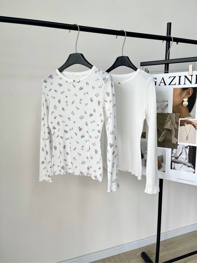 小香领口蝴蝶结长袖T .，面料：棉+氨纶 颜色：白色、碎花 小香*新品Coco Neige滑雪系列打底衫 柔软棉混纺针织面料 紧身版型修饰身材 高级针织镂空技术