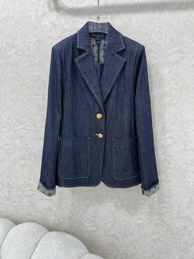 Louis Vuitto*25新款内衬老花提花牛仔西装外套 袖卷边露出提花别具一格 双重酵素洗水经典复古牛仔蓝，选用进口牛仔棉面料，面料柔软舒适，简约又显气质的