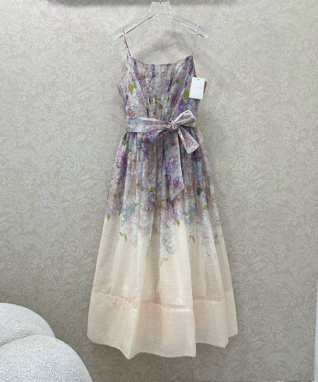 Zimmerm*25新款繁花簇锦印花吊带连衣裙 腰身褶皱勾勒腰线让人眼前一亮，隐形拉链开合，腰部收腰 夏日氛围拉满繁花簇拥搭配本布细绳腰带 超大摆裙摆仙女本仙整