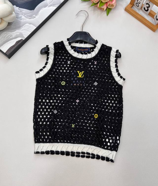 Louis Vuitton 新款彩色字母刺绣镂空针织背心 彩色字母刺绣设计，气质百搭，高级感十足。经典不挑人上身超显瘦，轻松叠搭百变造型，日常休闲推荐 高级精致