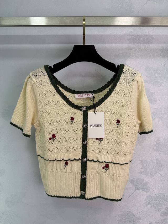 华伦*2025夏季新款针织开衫 胸前精致玫瑰刺绣花朵点缀 黑色撞色边 领口袖口同色系设计，镂空蕾丝纹理 温柔优雅！1色3码Sml T226B.