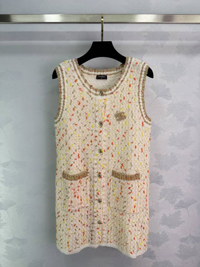 Chanel*2025春夏新款彩色针织背心裙 白色底色配橙黄绿点点图案 加密纱面料 金色双C徽章点缀 两侧口袋设计实用美观 风格俏皮减龄 层次效果更丰富 日常出